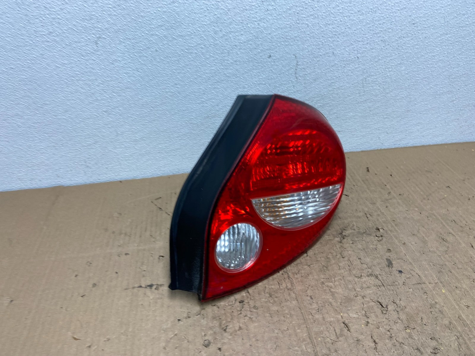 2000 to 2001 Nissan Maxima Right Passenger Rh Side Tail Light OEM AB9891 DW2