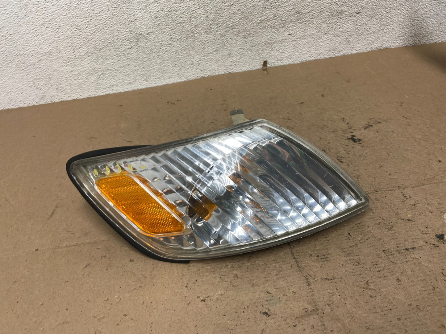 2000 to 2001 Lexus ES300 Right Passenger RH Side Turn Signal AF5128 DW0