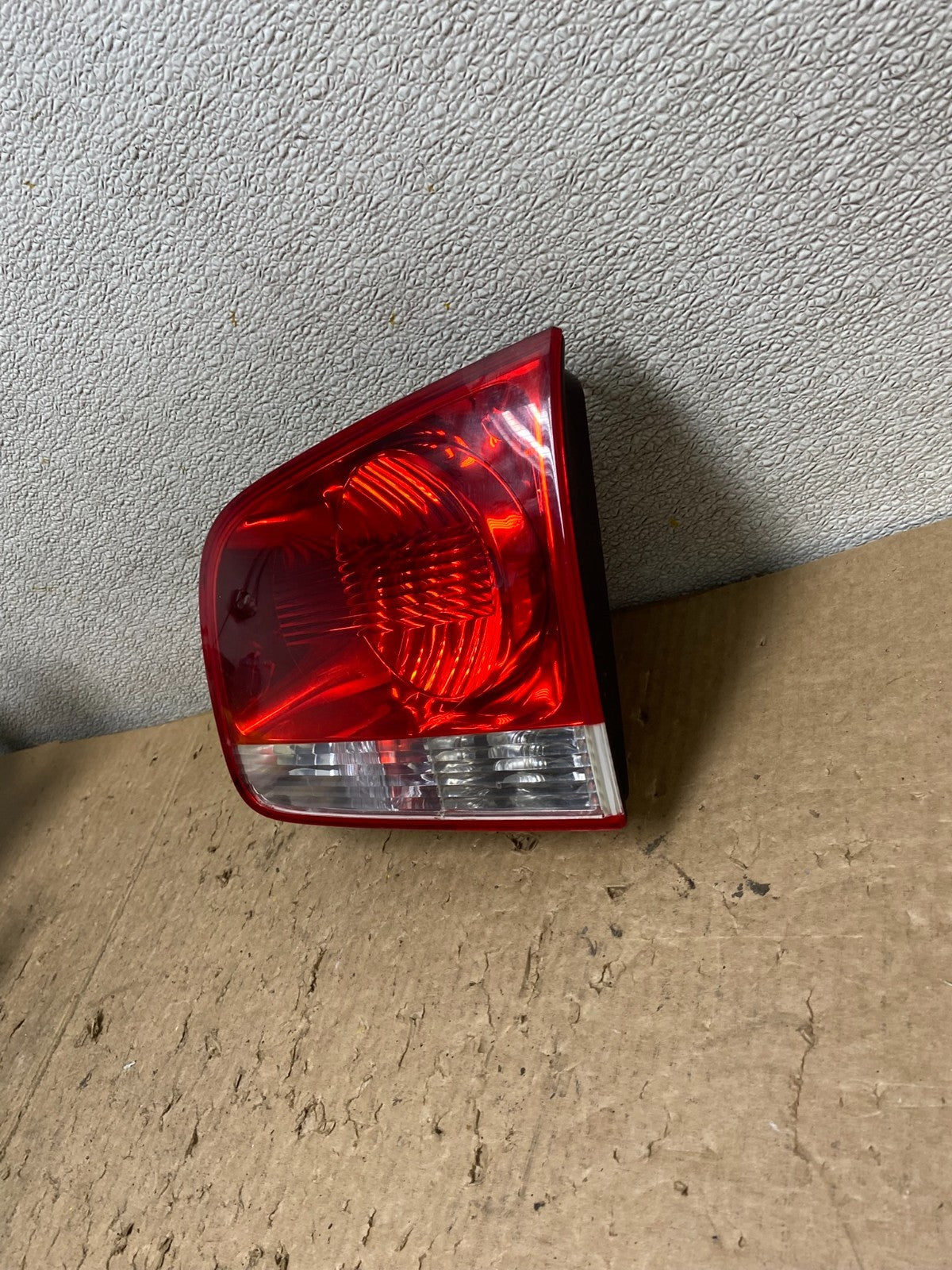 2004-2007 Volkswagen Touareg Right Passenger Rh Side Inner Tail Light V45091