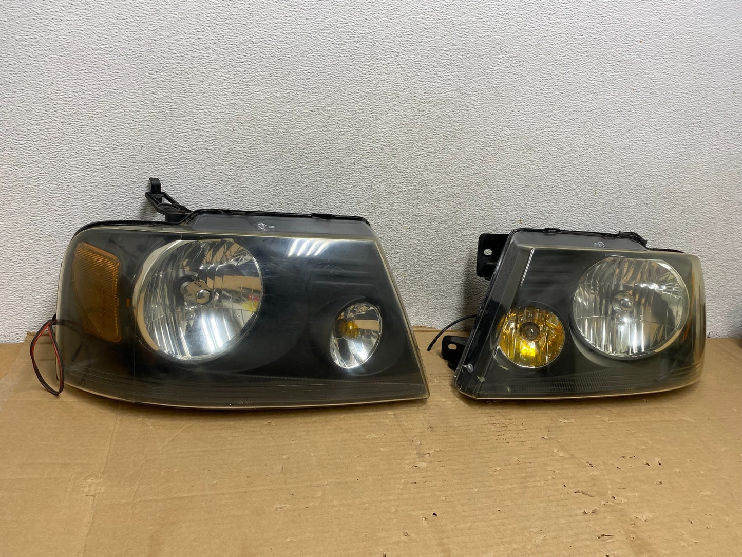 2004 to 2008 Ford F-150 F150 Left+Right Halogen Headlights AG9201 DW1