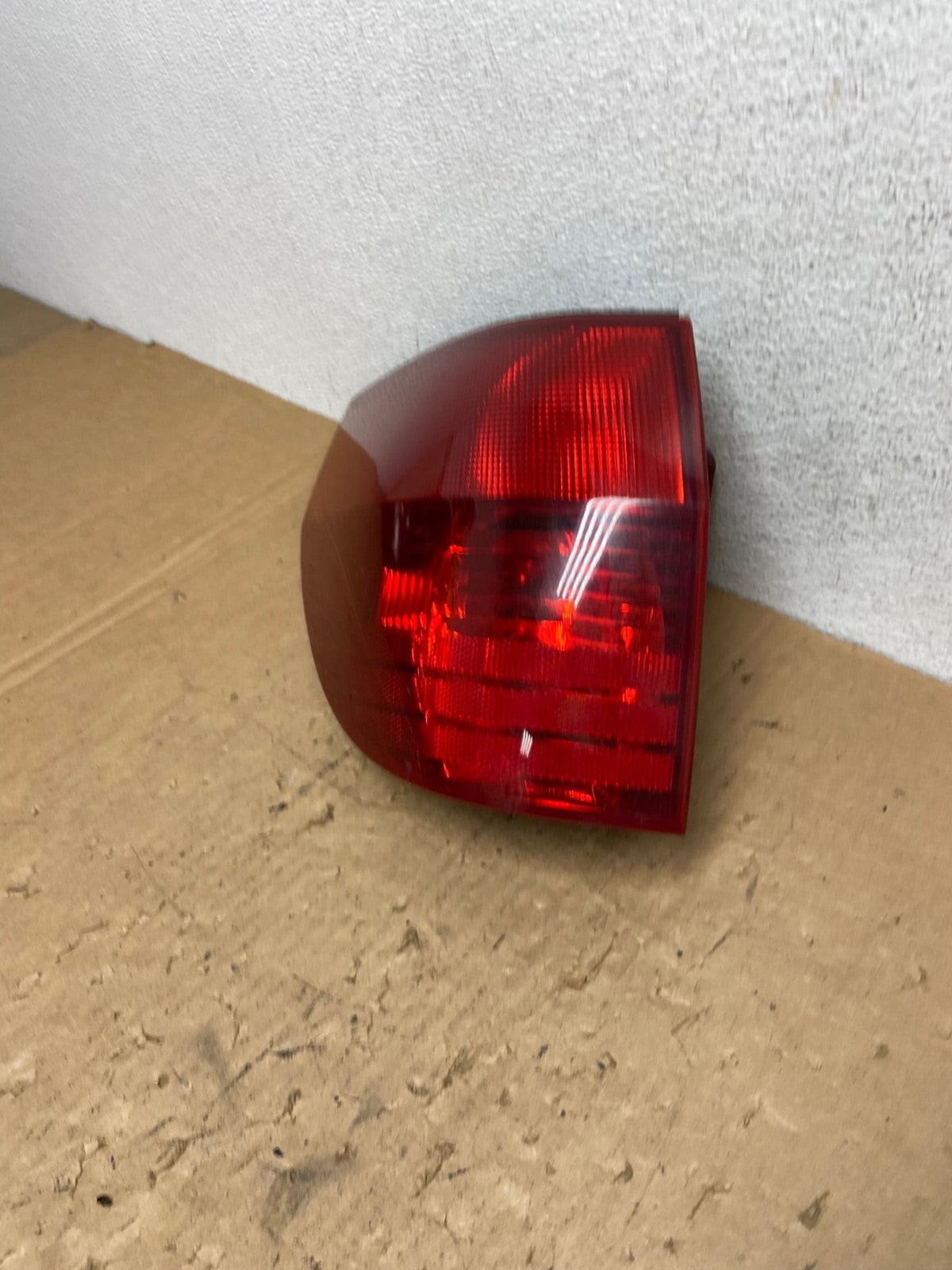 2004 to 2005 Toyota Sienna Left Driver LH Side Tail Light AD3311 LK1