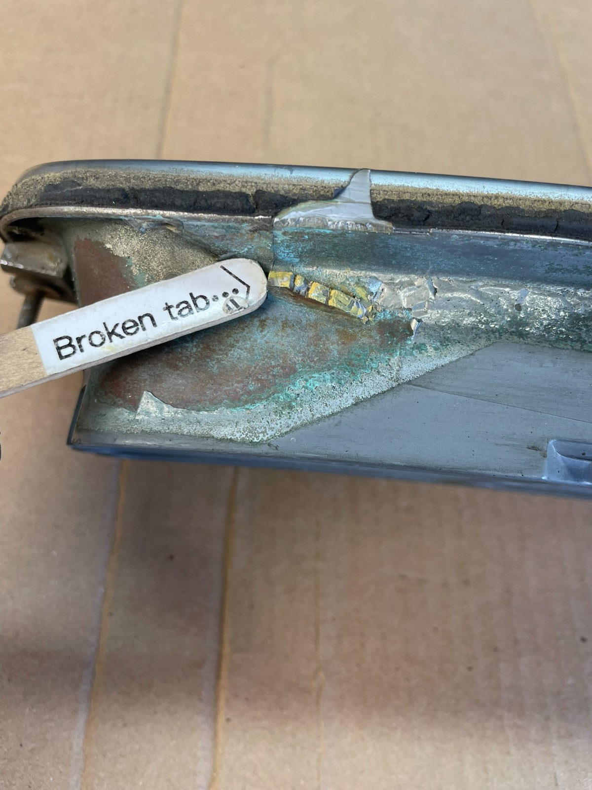 2000 to 2002 Subaru Outback Legacy Center Grille 91121AE010 AC20625