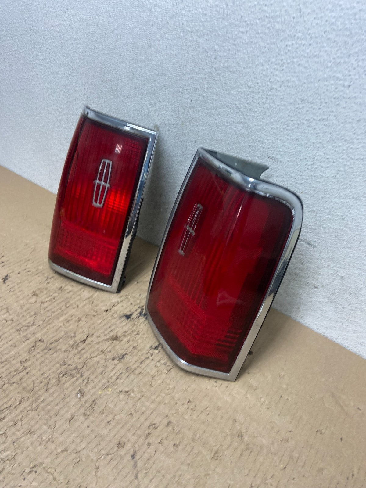 1990 to 1994 Lincoln Town Car Left+Right Side Tail Lights AF7160 DW1