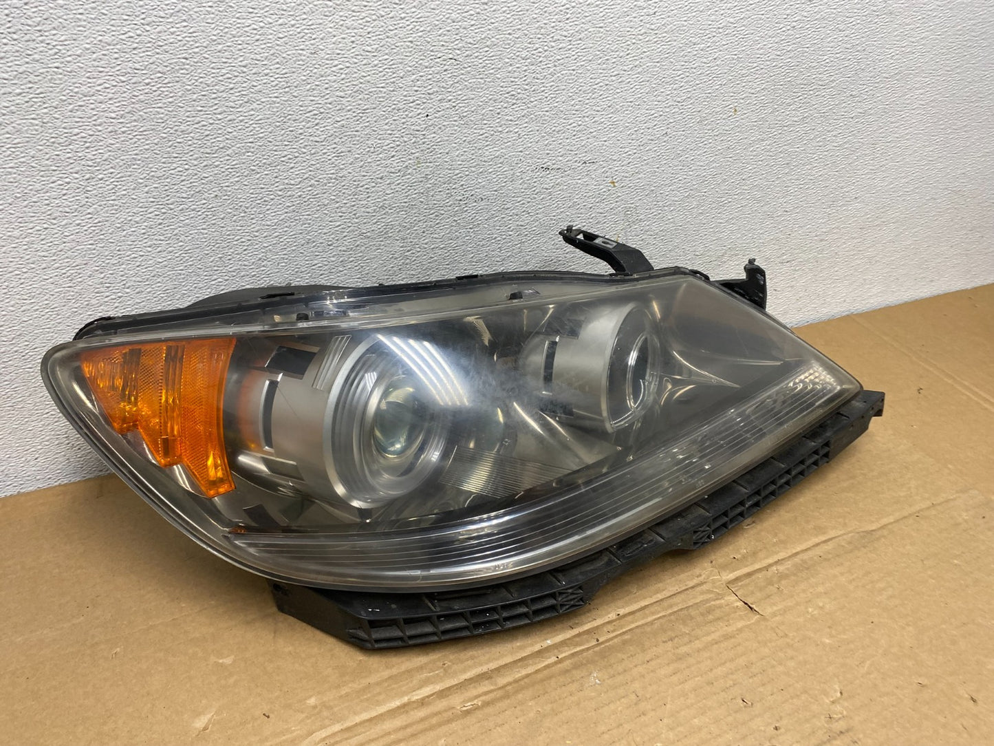 2005 to 2008 Acura RL Right Passenger Rh Side XENON HID Headlight AD3828 DW2