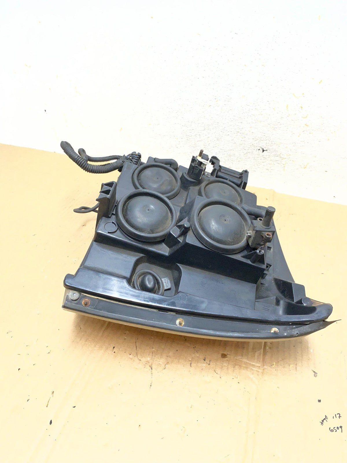 2002-2006 Cadillac Escalade Right Passenger Side Xenon Headlight AI6557 DW6
