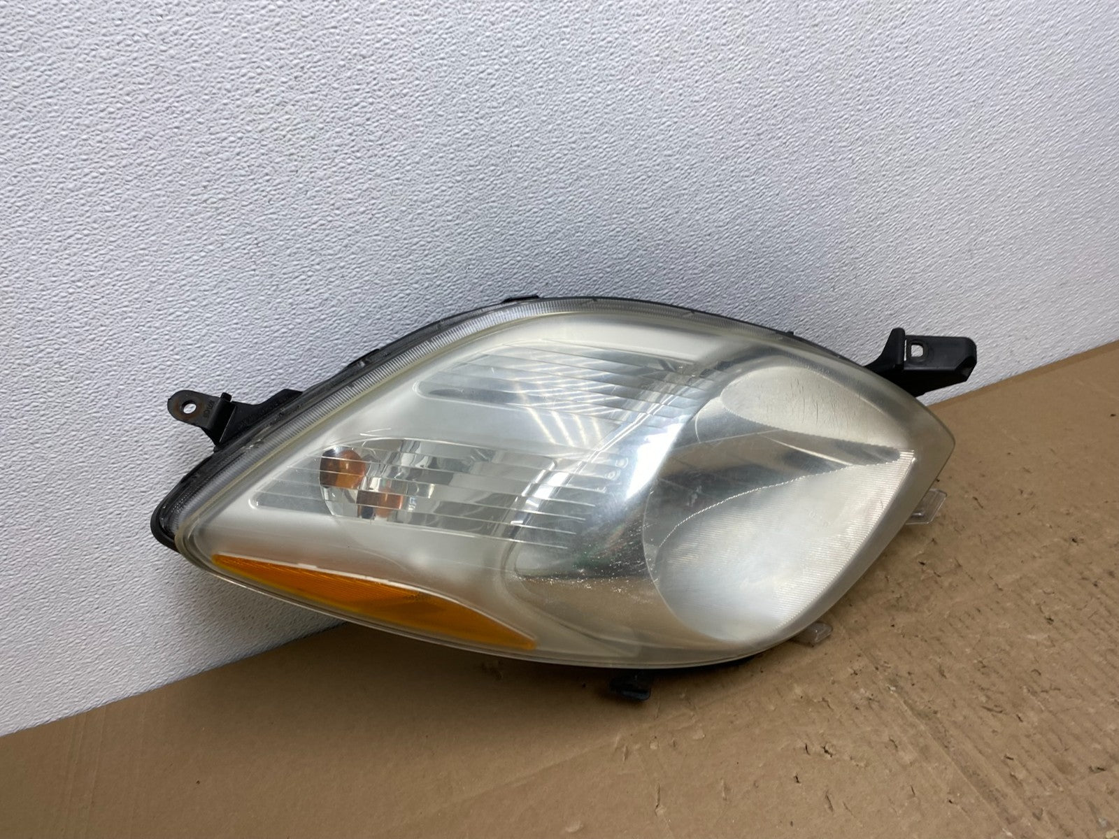 2006-2008 Toyota Yaris Hatchback Right Passenger Halogen Headlight Oem AB6986 DW2