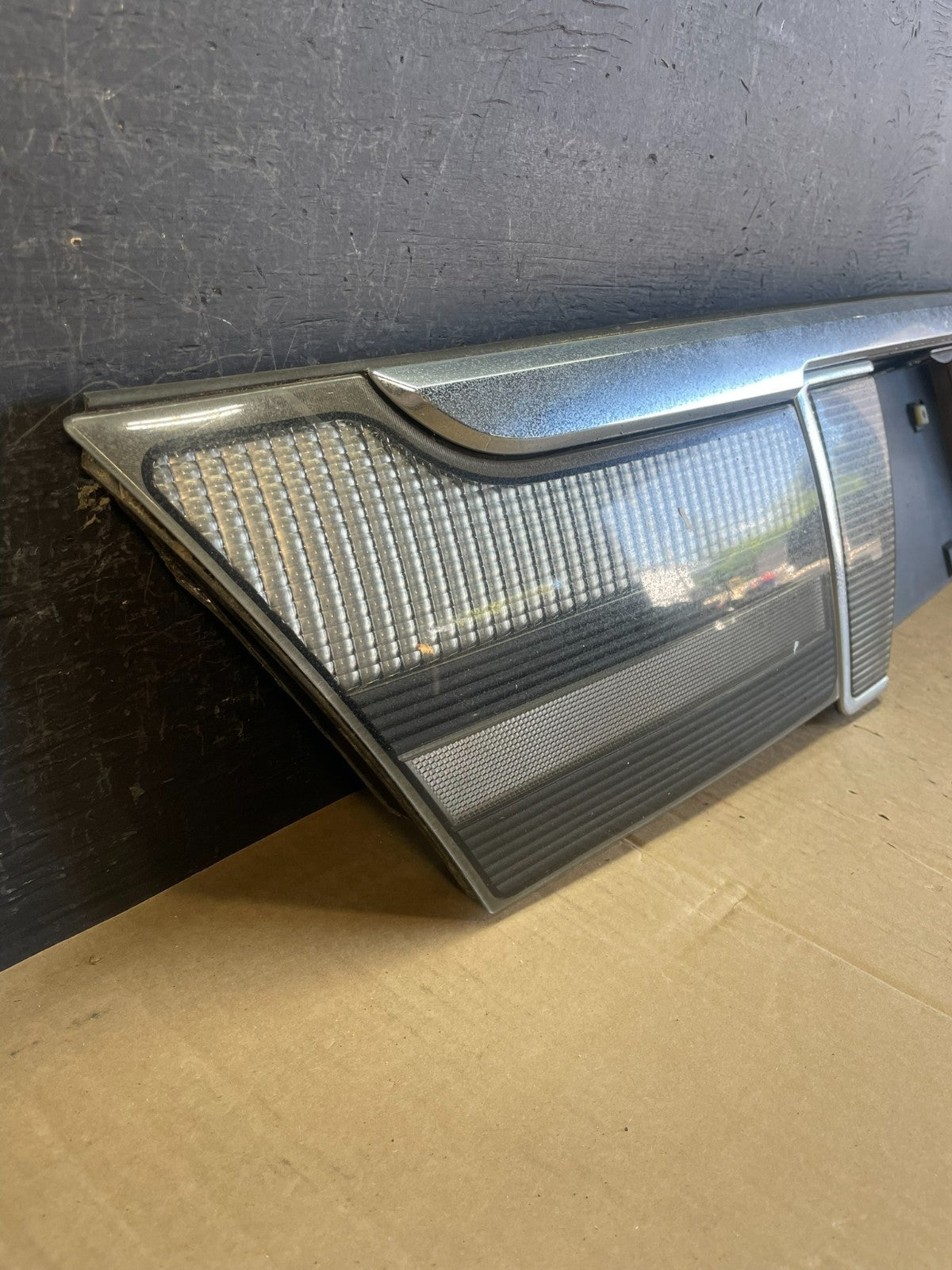 2006 to 2011 Mercury Grand Marquis Trunk Lid Center Tail Light AD5695 DG2