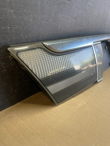 2006 to 2011 Mercury Grand Marquis Trunk Lid Center Tail Light AD5695 DG2