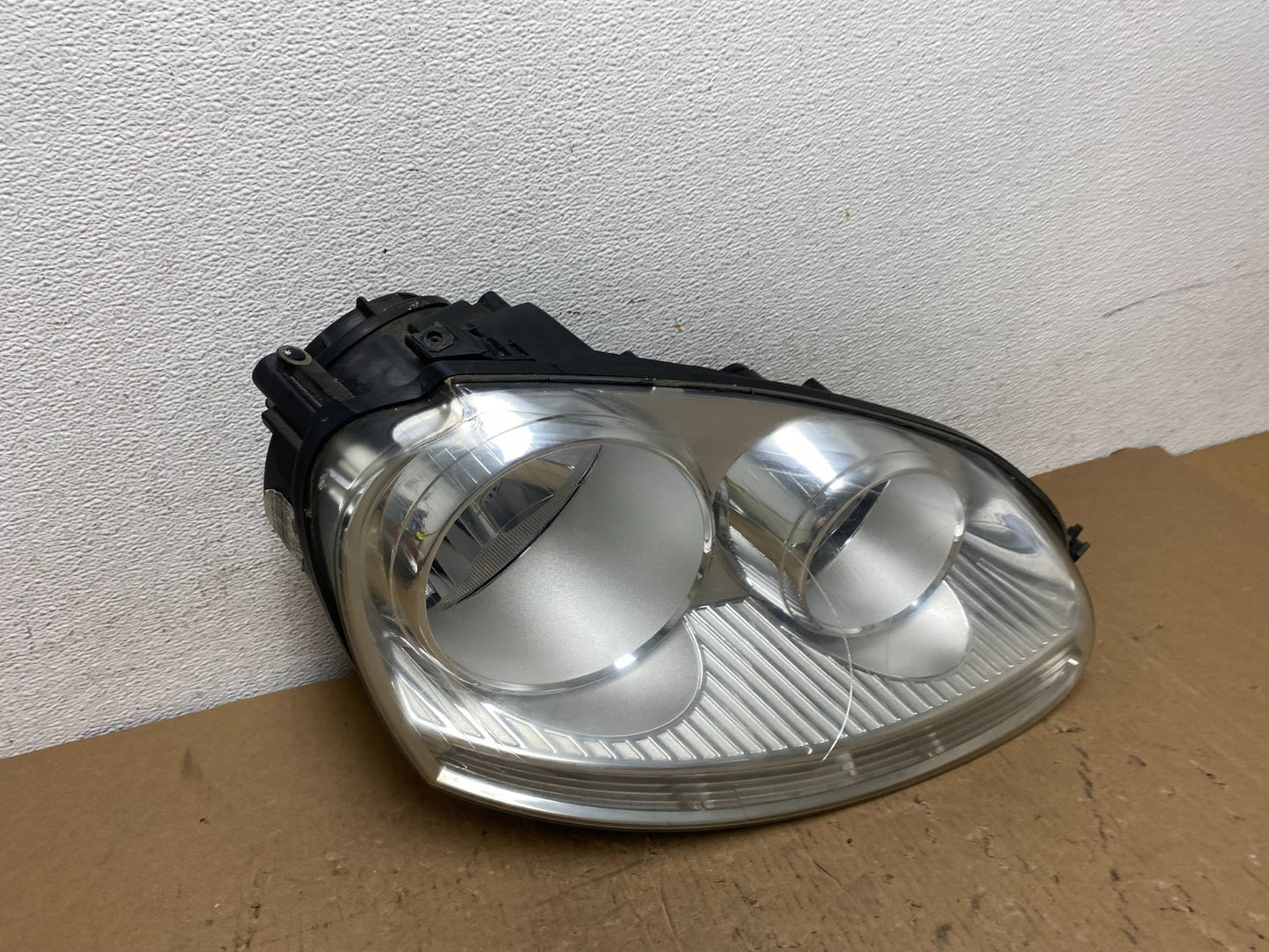 2005 - 2010 Volkswagen Jetta Right Passenger RH Side Headlight Halogen AD8094 DW2