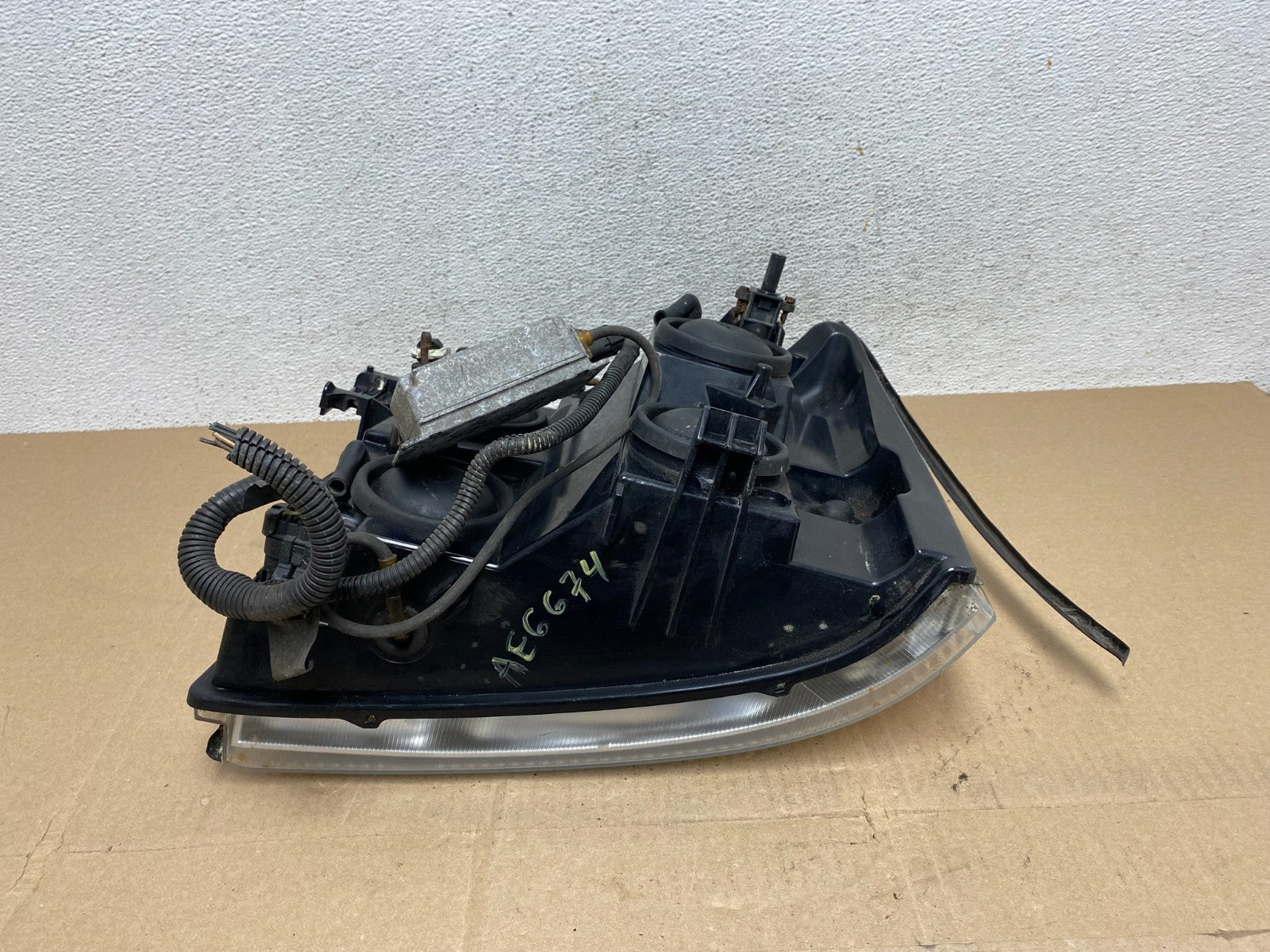 2002-2006 Cadillac Escalade Right Passenger Side Xenon HID Headlight AE66747