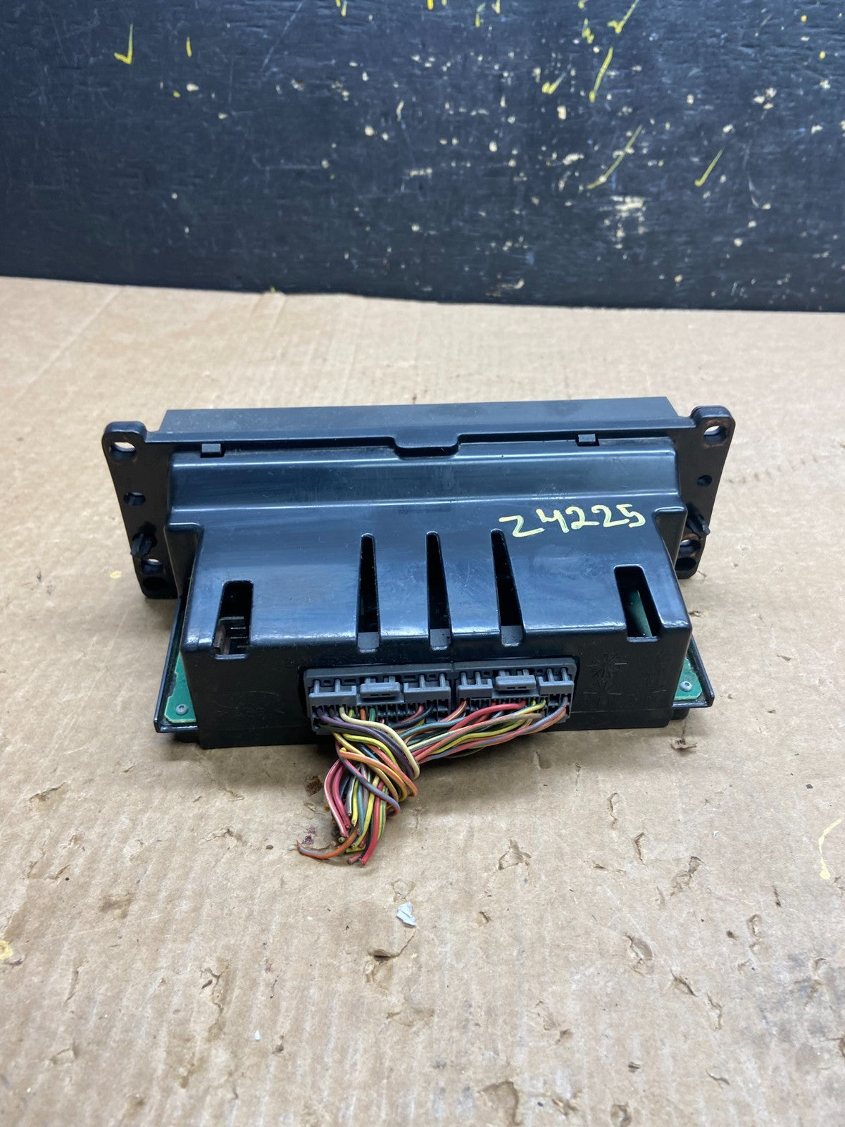 2003 to 2006 Lincoln Town Car OEM Climate Control Panel OEM z4225 DG3