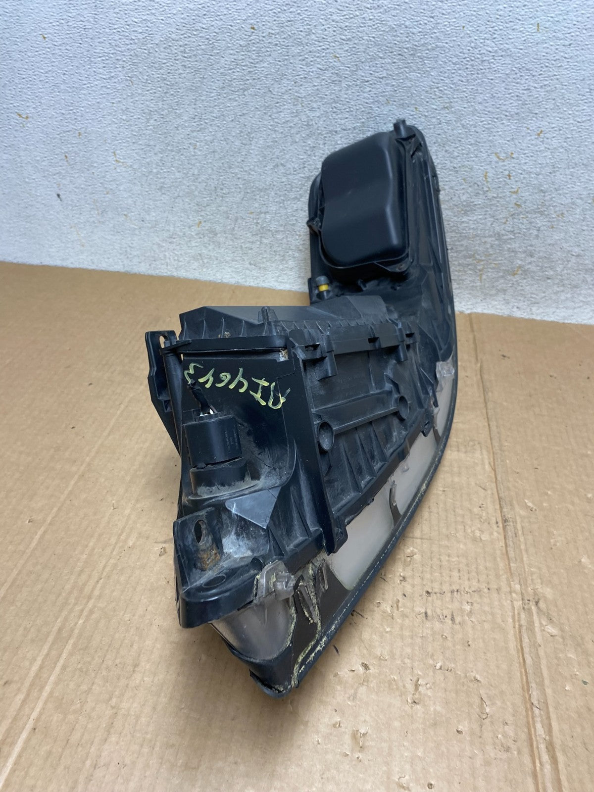 2005 to 2011 Lincoln Town Car Right Passenger Rh Side Headlight AI4643 DW9