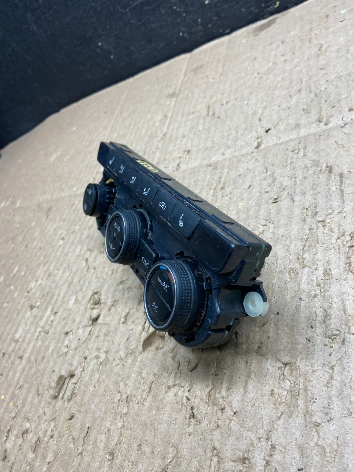 2016 - 2019 Volkswagen Passat Center Climate Control Panel AC Heater Y8033 DG1