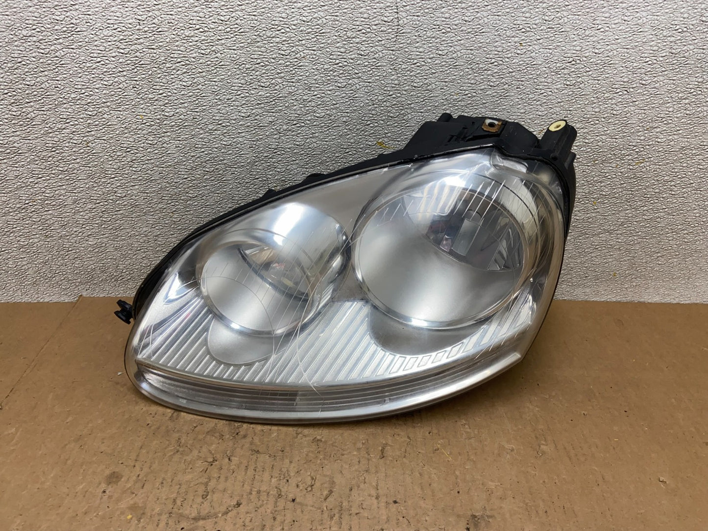 2005 to 2010 Volkswagen Jetta Left Driver LH Side Headlight Halogen Z7875 DW0