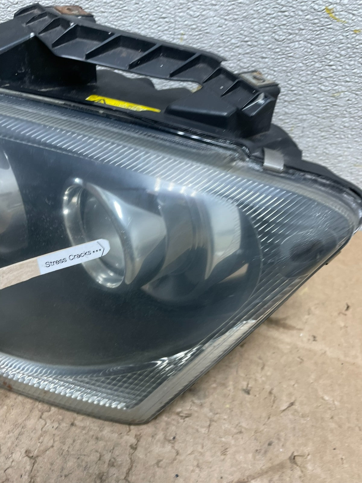 2004 to 2006 Chrysler Pacifica Headlight Left Driver LH Xenon OEM Y8960 DW4