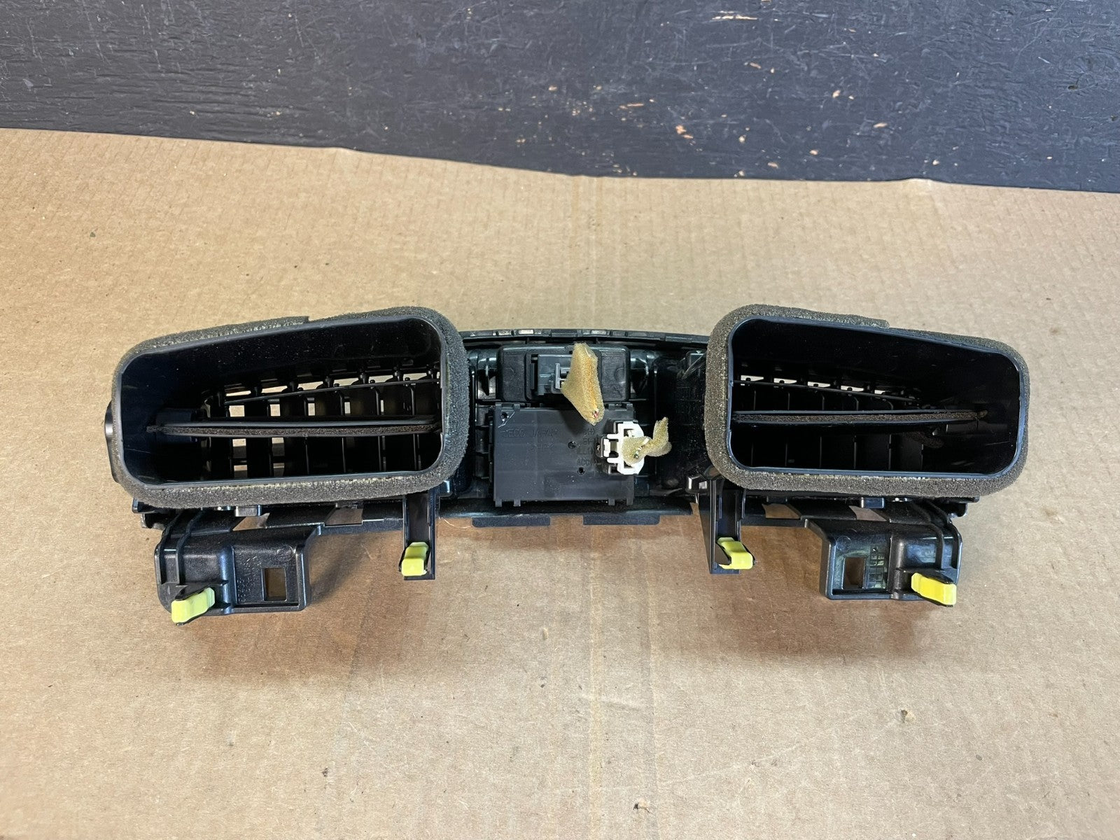 2011 to 2012 Toyota Avalon Center Console Dashboard Air Vent AF3686 DG6