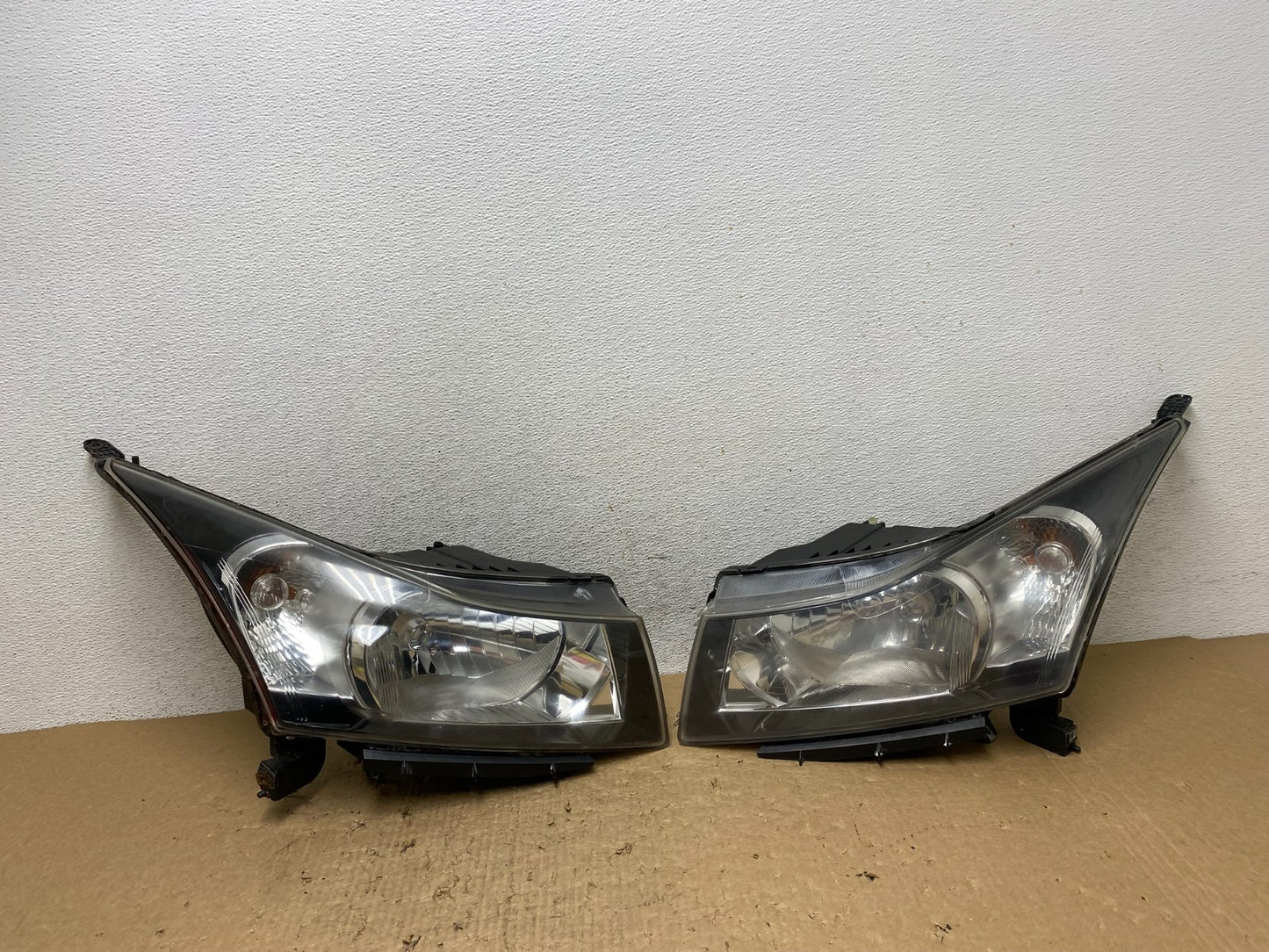 2011 to 2015 Chevrolet Cruze Halogen Left+Right Set Headlights AF8190 DW0