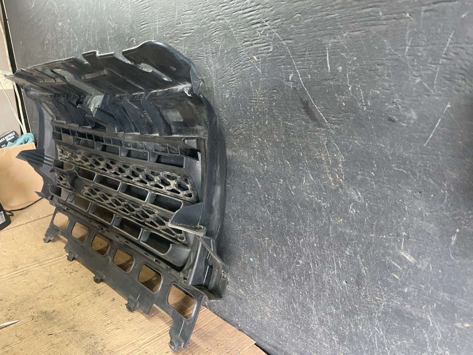 2008 to 2010 Land Rover LR2 Front Bumper Grille Grill P8727 DG5
