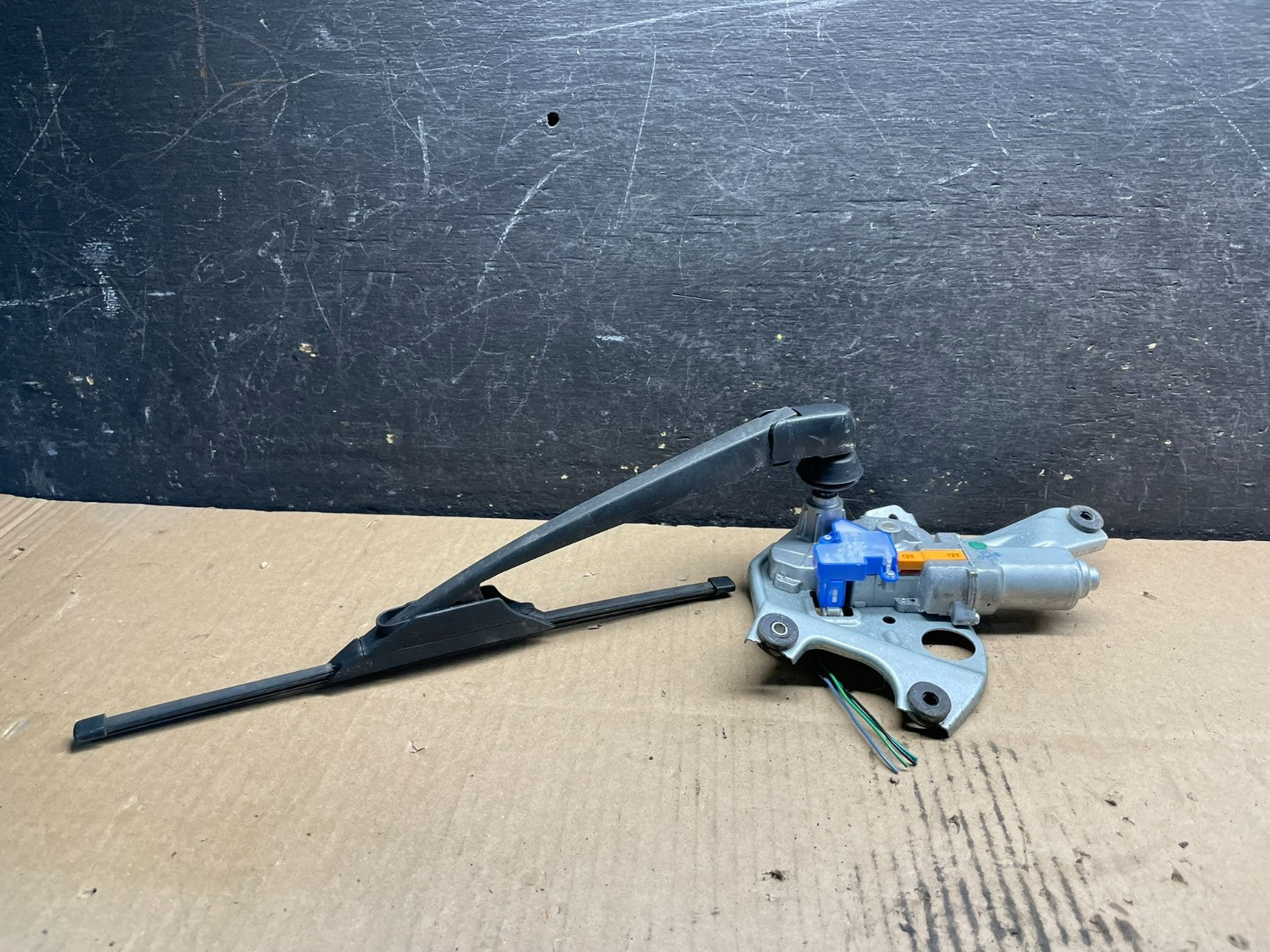 2010 to 2014 Subaru Legacy Outback Rear Windshield Wiper Motor u9273 DG1