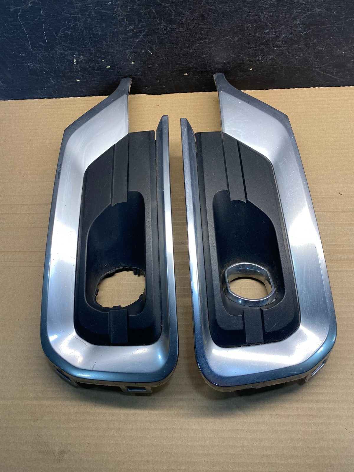 2013 to 2016 GMC Acadia Right+Left Fog Light Bezel Trim AF0106 DG1