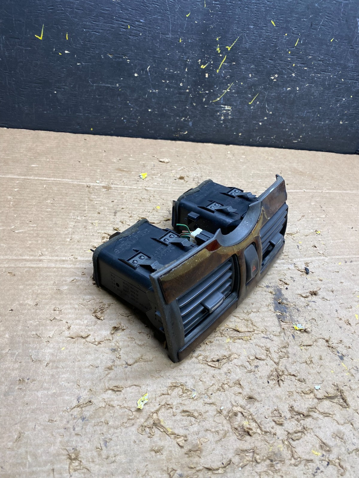 2000 2001 Infiniti I30 Center Dashboard Air Vent OEM x1602 DG2