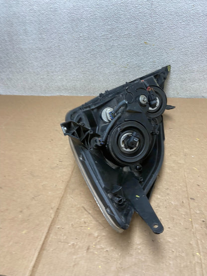 2004-2005 Toyota Sienna Right Passenger Halogen Headlight OEM AA1611 DW7