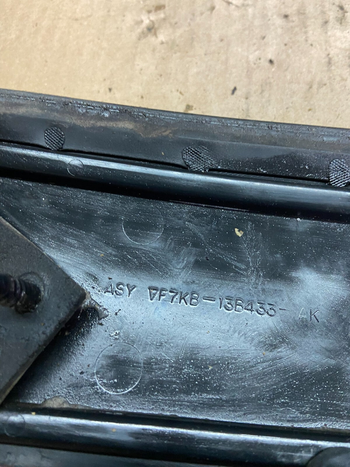 1997 1998 1999 Mercury Grand Marquis Trunk Lid Center Tail Light O0841 DG13