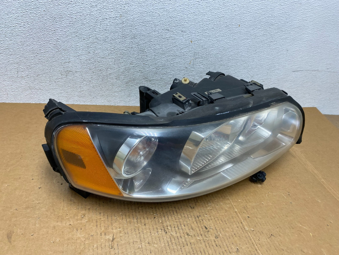 2005 to 2007 Volvo XC70 V70 Passenger Right Passenger RH Headlight AE0556 DW2