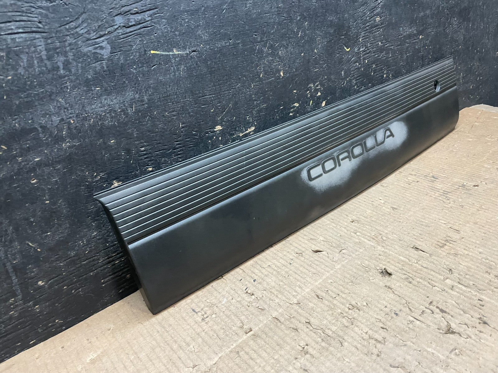 1993-1996 Toyota Corolla  Sedan Rear Center Garnish Panel 76801-12420 Y6513 DG1