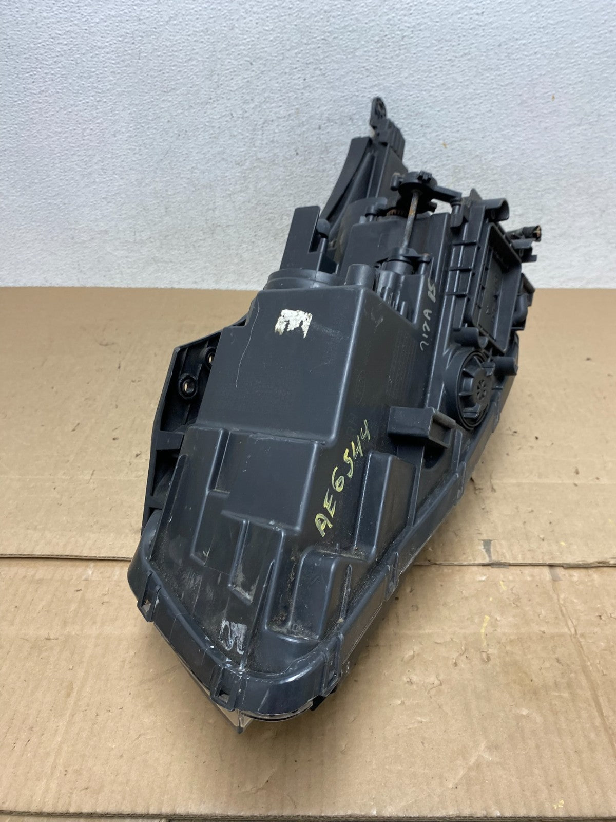 2016 to 2018 Kia Sorento Right Passenger RH Side Headlight Halogen AE6544 DW8