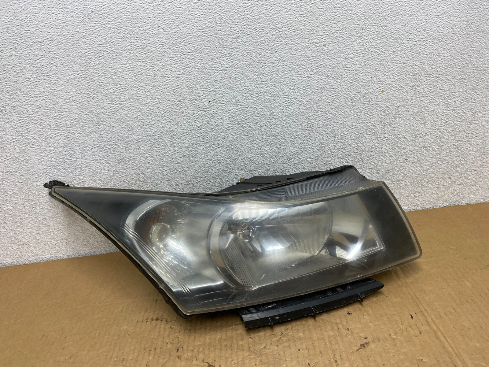 2011 to 2015 Chevrolet Cruze Halogen Right Passenger Rh Headlight AC7658 DW0