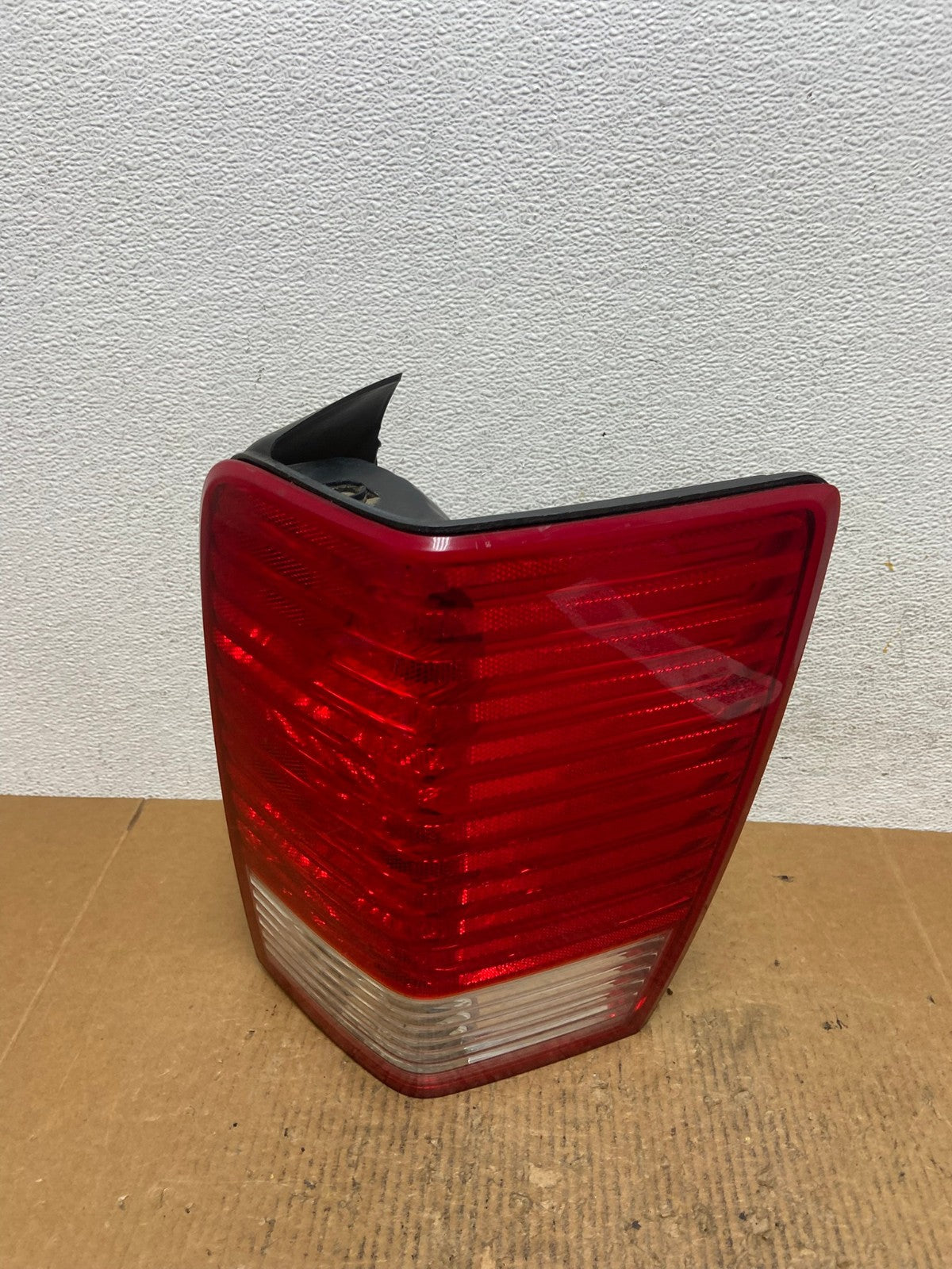 2007 2008 2009 Chrysler Aspen Tail Light Right Passenger Rh Side AE2635 LK0
