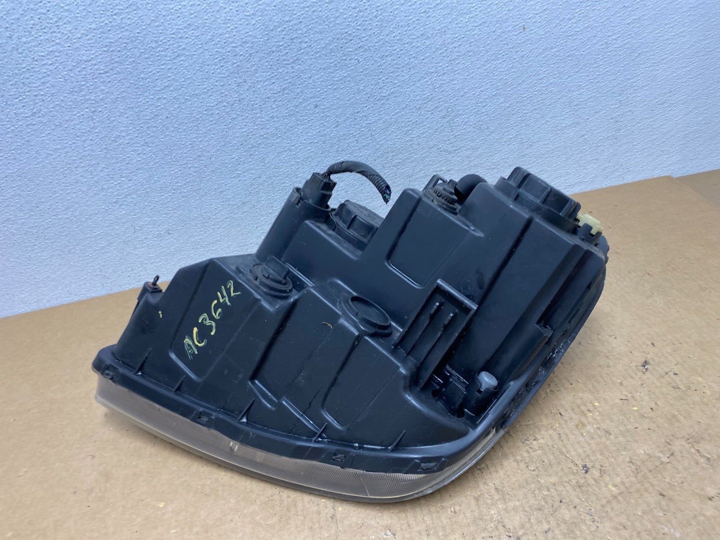 2009 2010 2011 Kia Borrego Right Passenger Side Halogen Headlight OEM AC3642 DW7