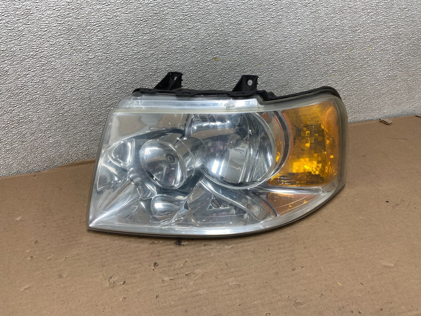 2003 - 2006 Ford Expedition Left Driver LH Side Headlight Halogen Oem AA9935 DW0