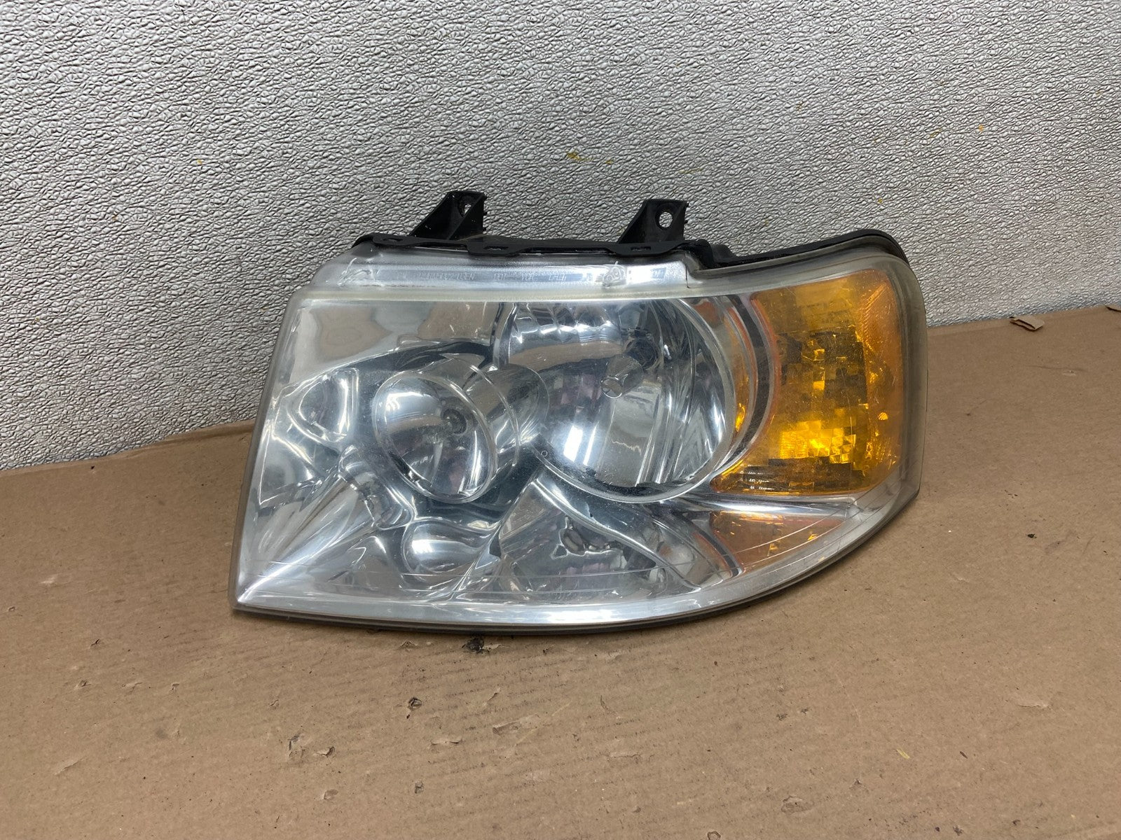 2003 - 2006 Ford Expedition Left Driver LH Side Headlight Halogen Oem AA9935 DW0