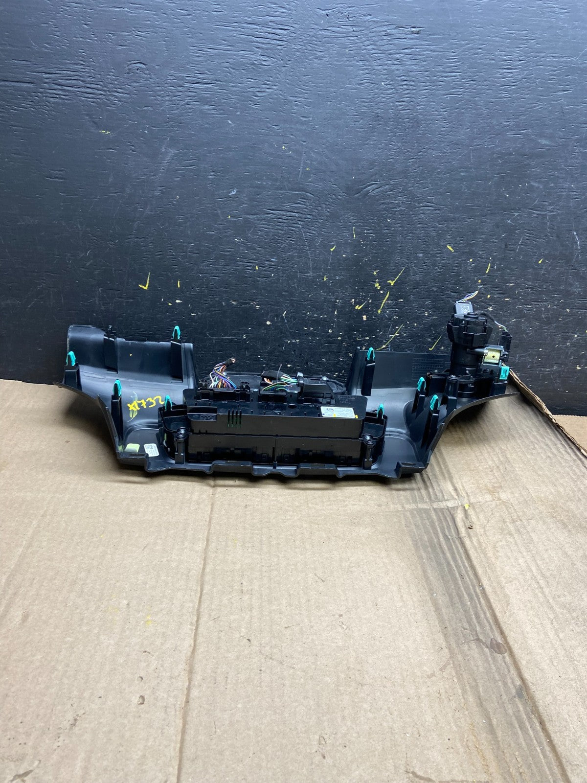2020 to 2023 Ford  Explorer Radio Climate Control Panel Trim Oem X1732 DG5