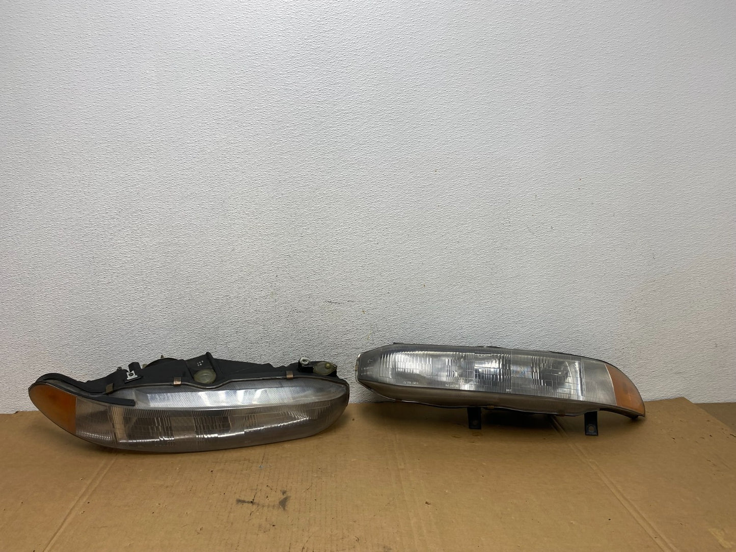 1997 to 1998 Mitsubishi Galant Left+Right Set Headlights Halogen AD2675 DW0