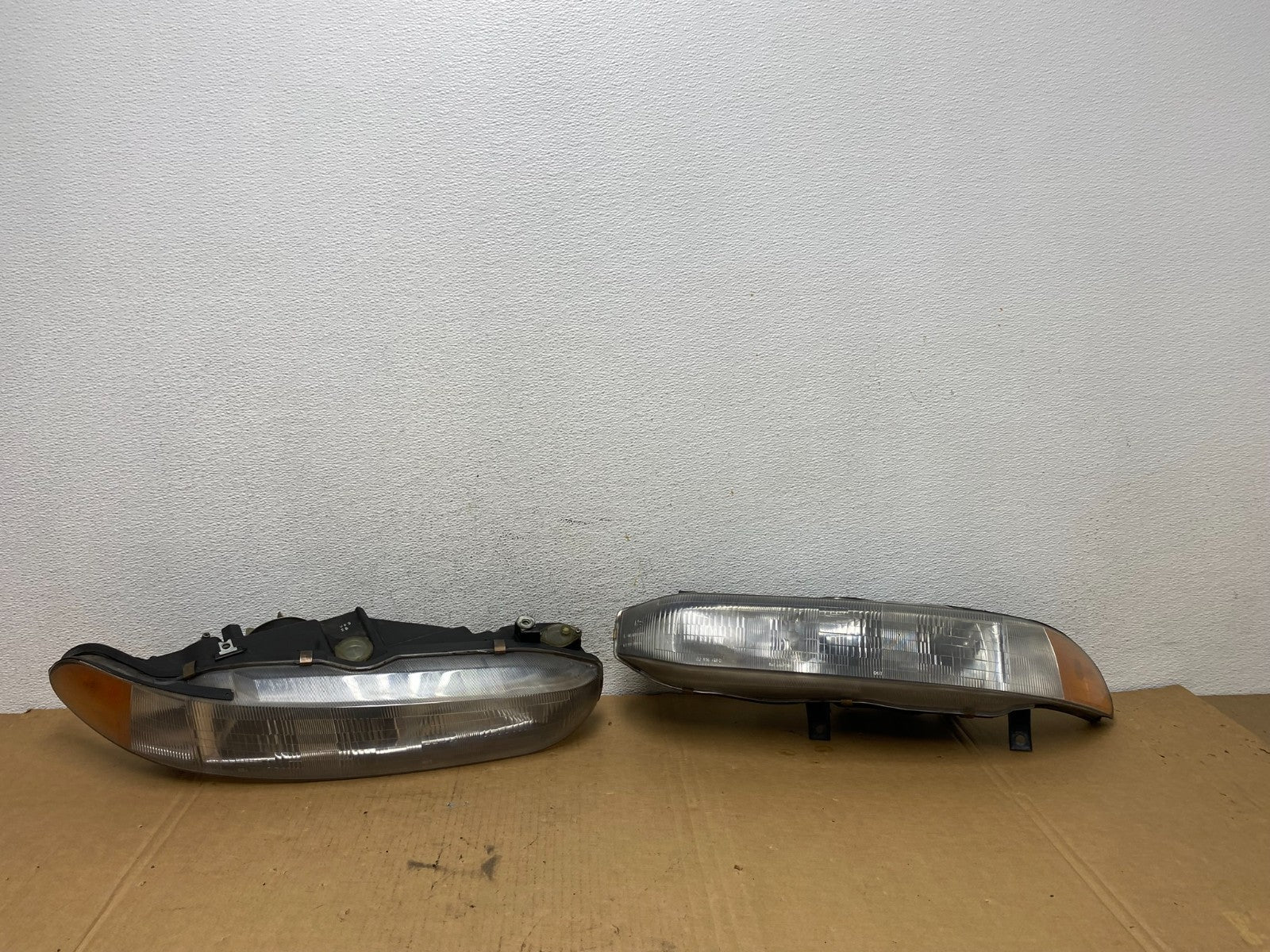 1997 to 1998 Mitsubishi Galant Left+Right Set Headlights Halogen AD2675 DW0
