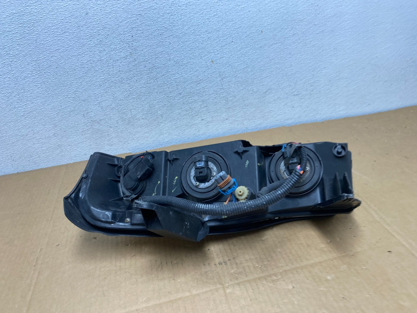 2006 to 2007 Saturn Vue Headlight Right Passenger Side Halogen AD0803 DW10