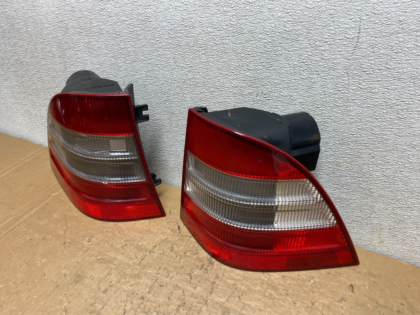 1998 1999 2000 2001 Mercedes ML320 ML-Class Left+Right Tail Lights V8400 DW1