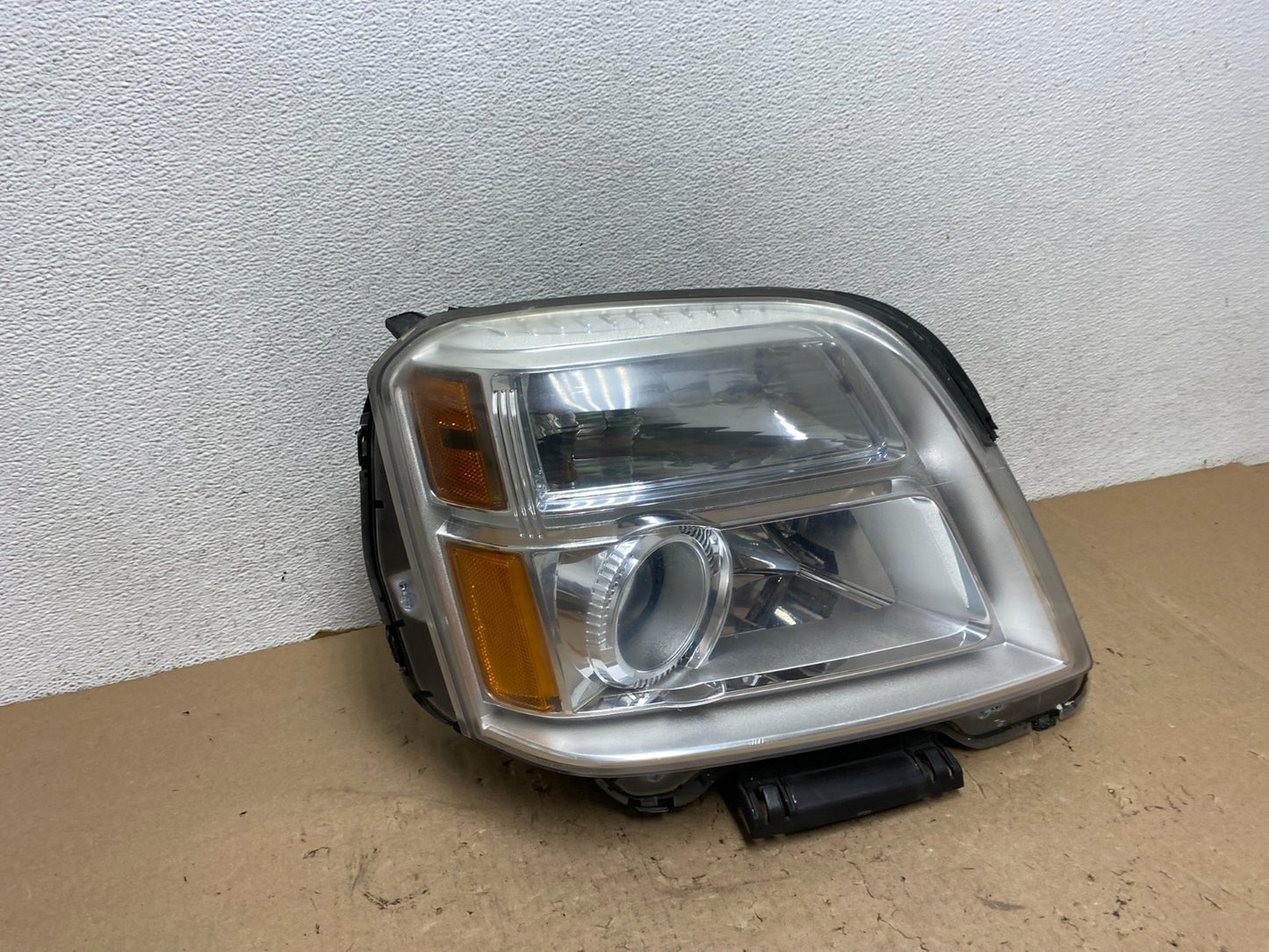 2010 to 2015 GMC Terrain Halogen Passenger Right Rh Side Headlight AG4450 DW2