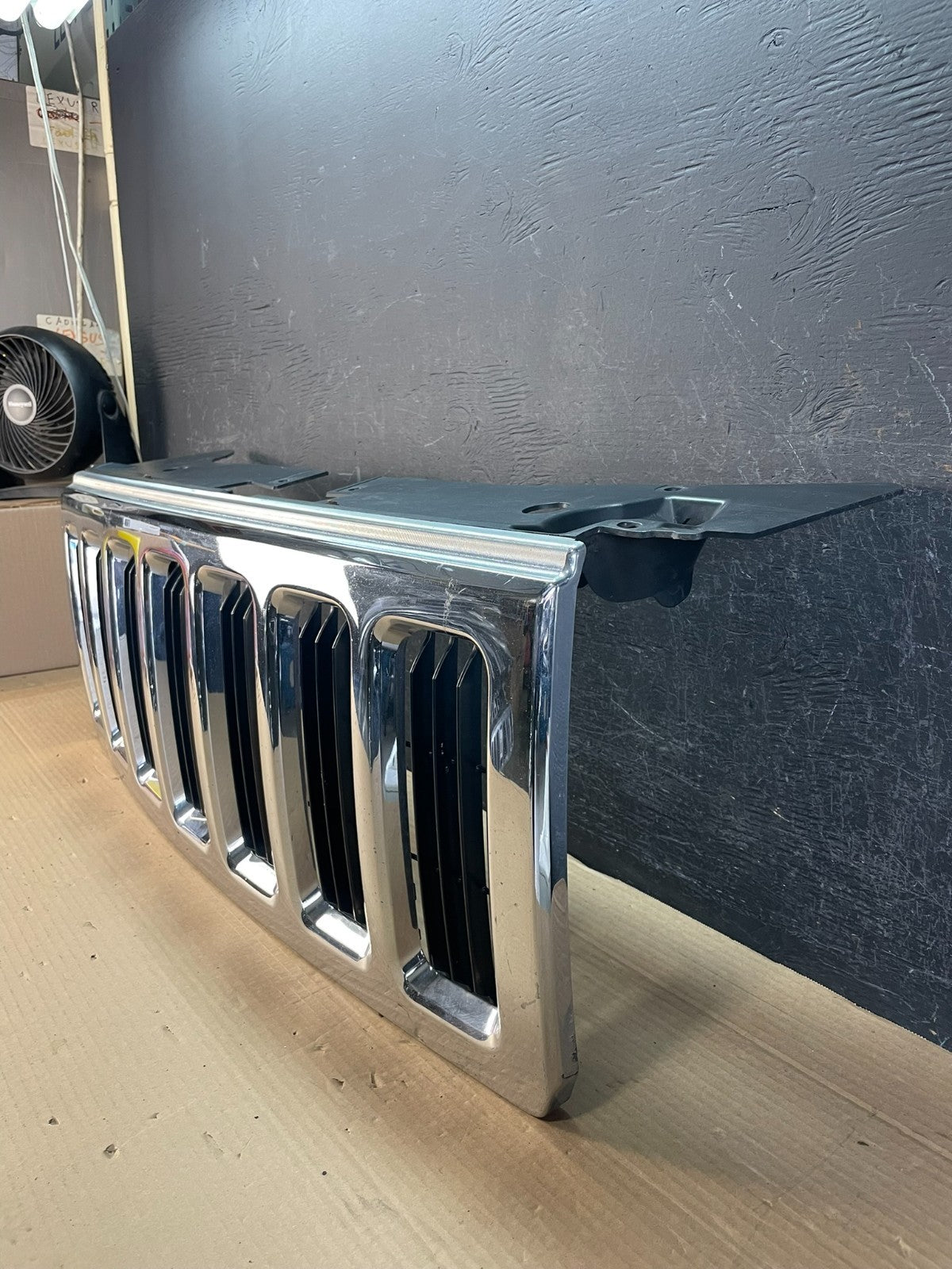 2006 to 2010 Jeep Commander Front Upper Grill Grille AE8715 DG1