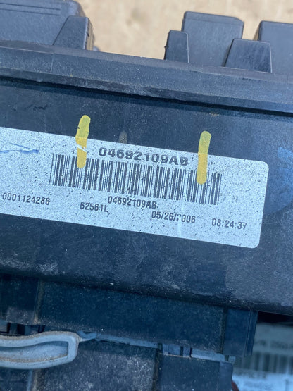 2006 to 2008 Jeep Grand Cherokee 4.7L Fuse Box Relay BCM Body Control ah7452 DG4