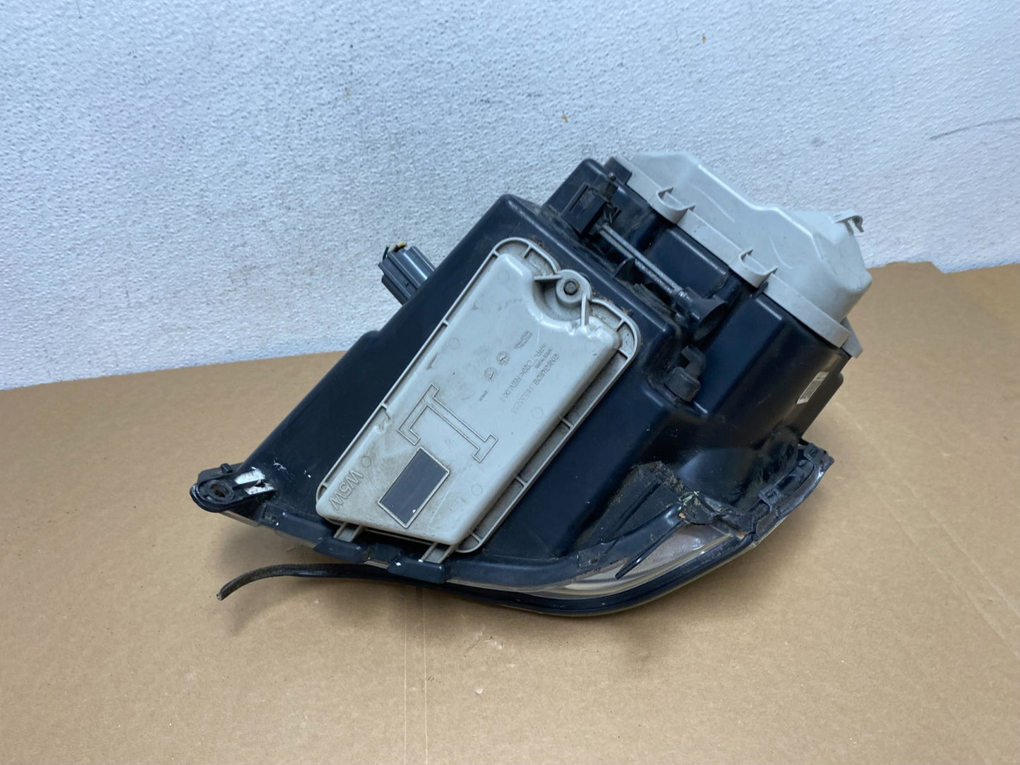 2005 to 2011 Cadillac STS Left Driver LH Side Xenon Headlight AD7841 DW8