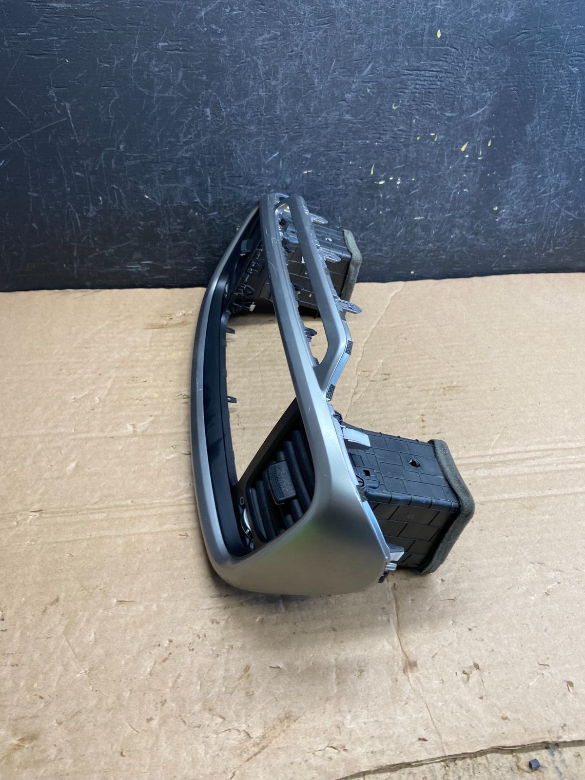 2016 - 2018 Kia Sorento Center Console Radio Air Vent Bezel Trim af1979 DG2