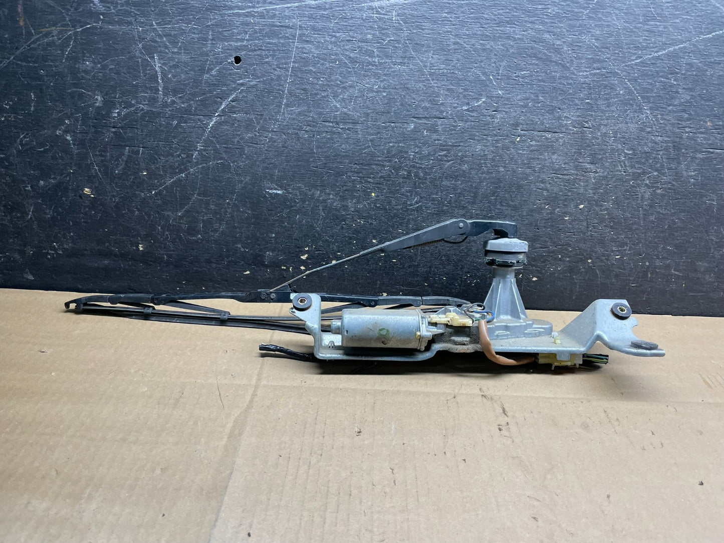 2000 to 2004 Subaru Outback Rear Windshield Washer Wiper Motor w6700 DG4