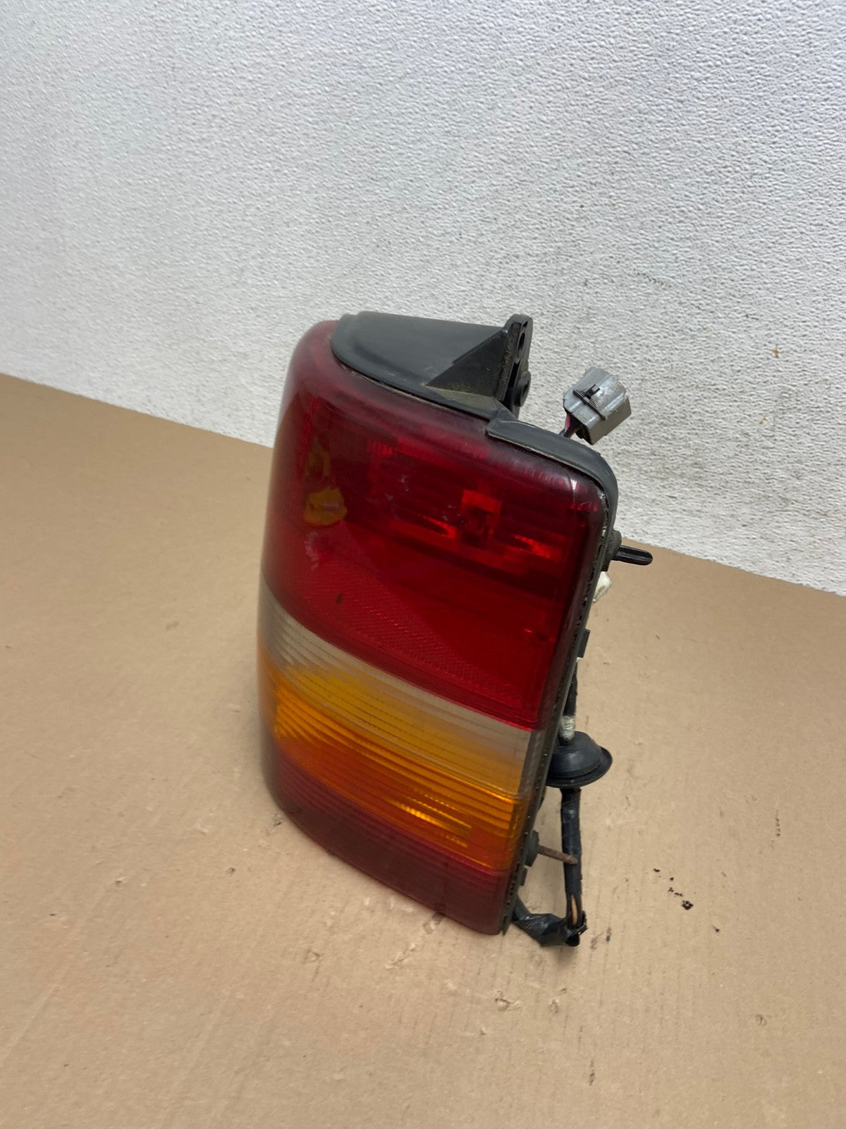 1993-1998 Jeep Grand Cherokee ZJ Right Passenger Side Rh Tail Light AE7204 LK1