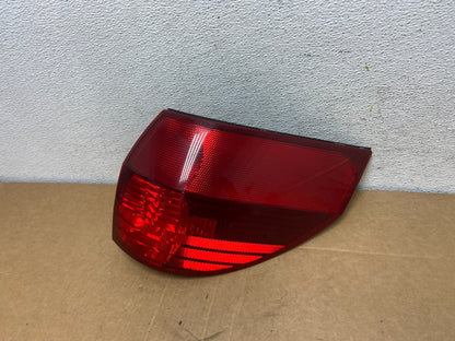 2004-2005 Toyota Sienna Right Passenger Rh Side Tail Light AD5372 LK1
