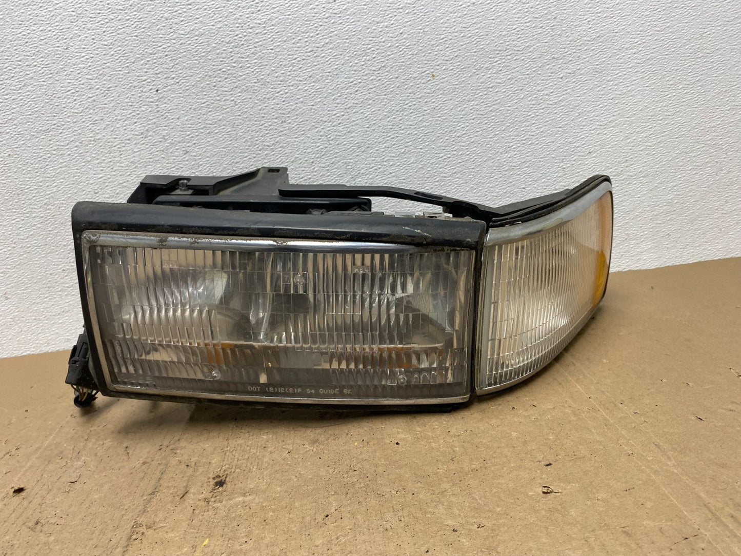 1994 1995 1996 Cadillac Deville Left Driver LH Headlight + Turn Signal AC5871 DW0
