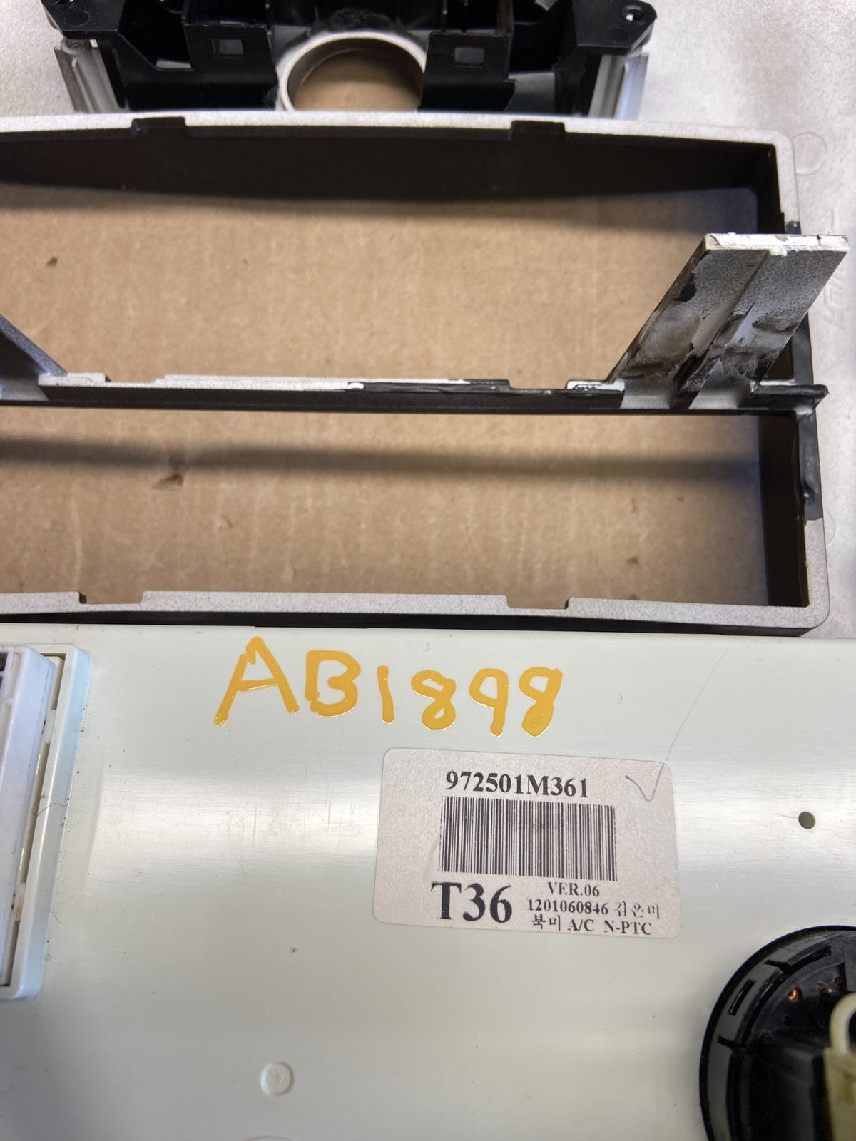 2010 - 2013 Kia Forte Radio Radio Heater A/C Climate Control Bezel OEM AB1898 DG4